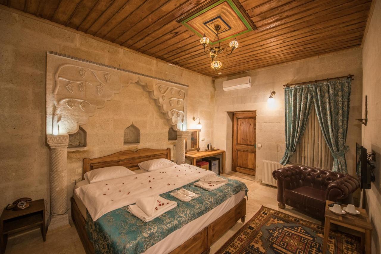 Habitación Doble Deluxe con paredes de piedra y bañera de hidromasaje