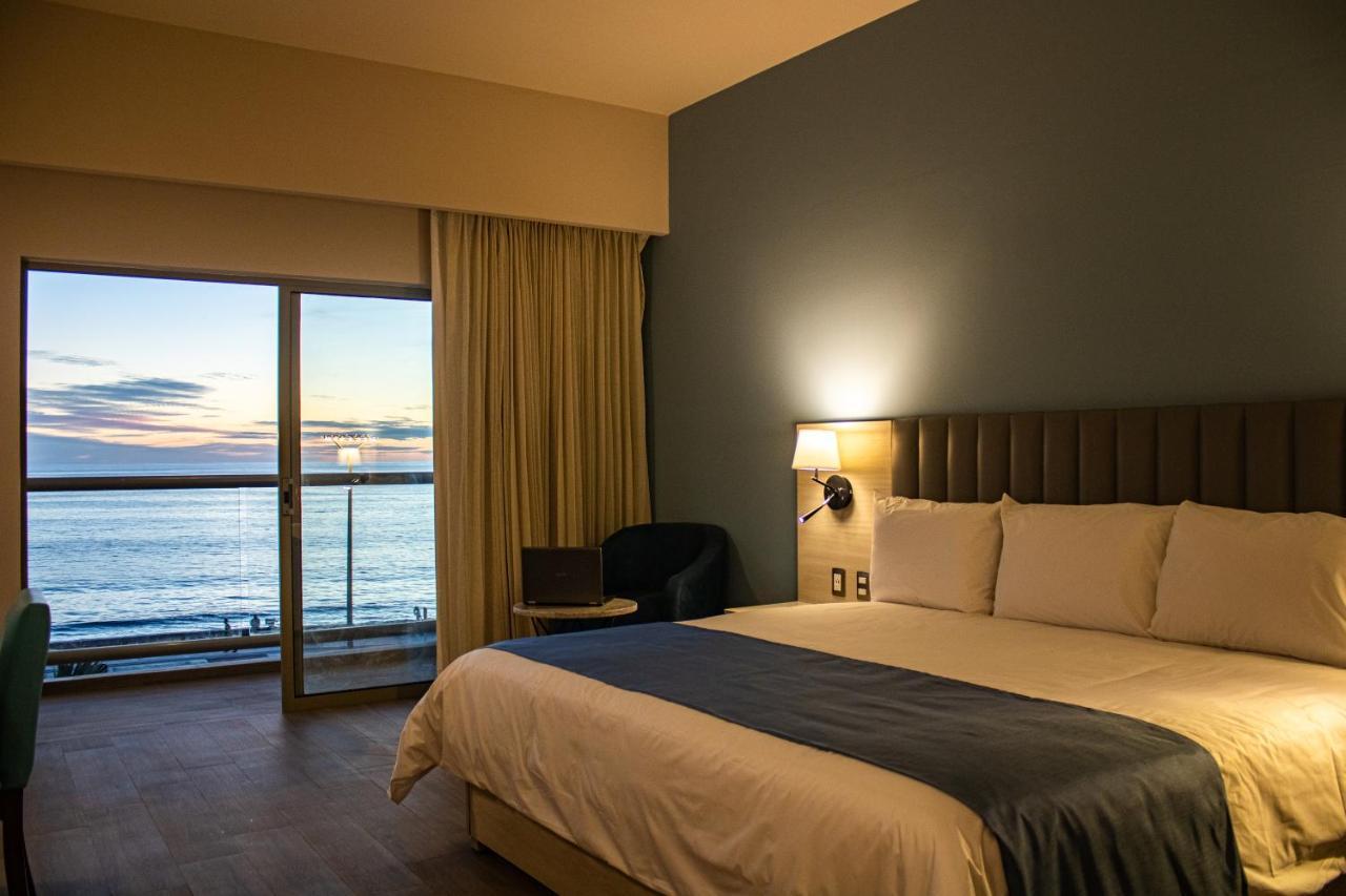 Habitación con cama extragrande y vistas al mar