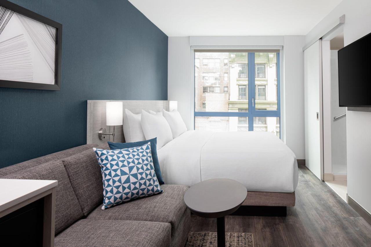 Habitación con cama extragrande y sofá cama