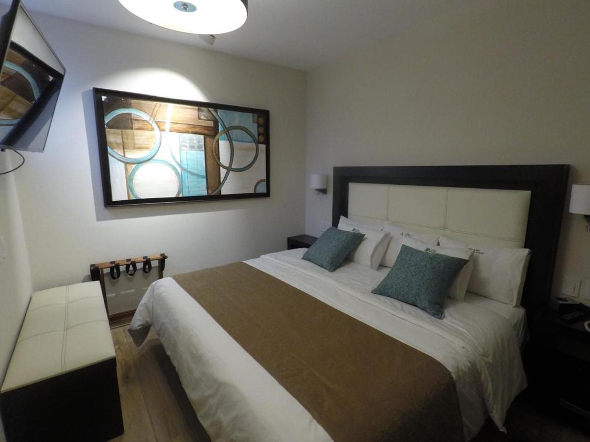 Habitación con cama extragrande y bañera de hidromasaje