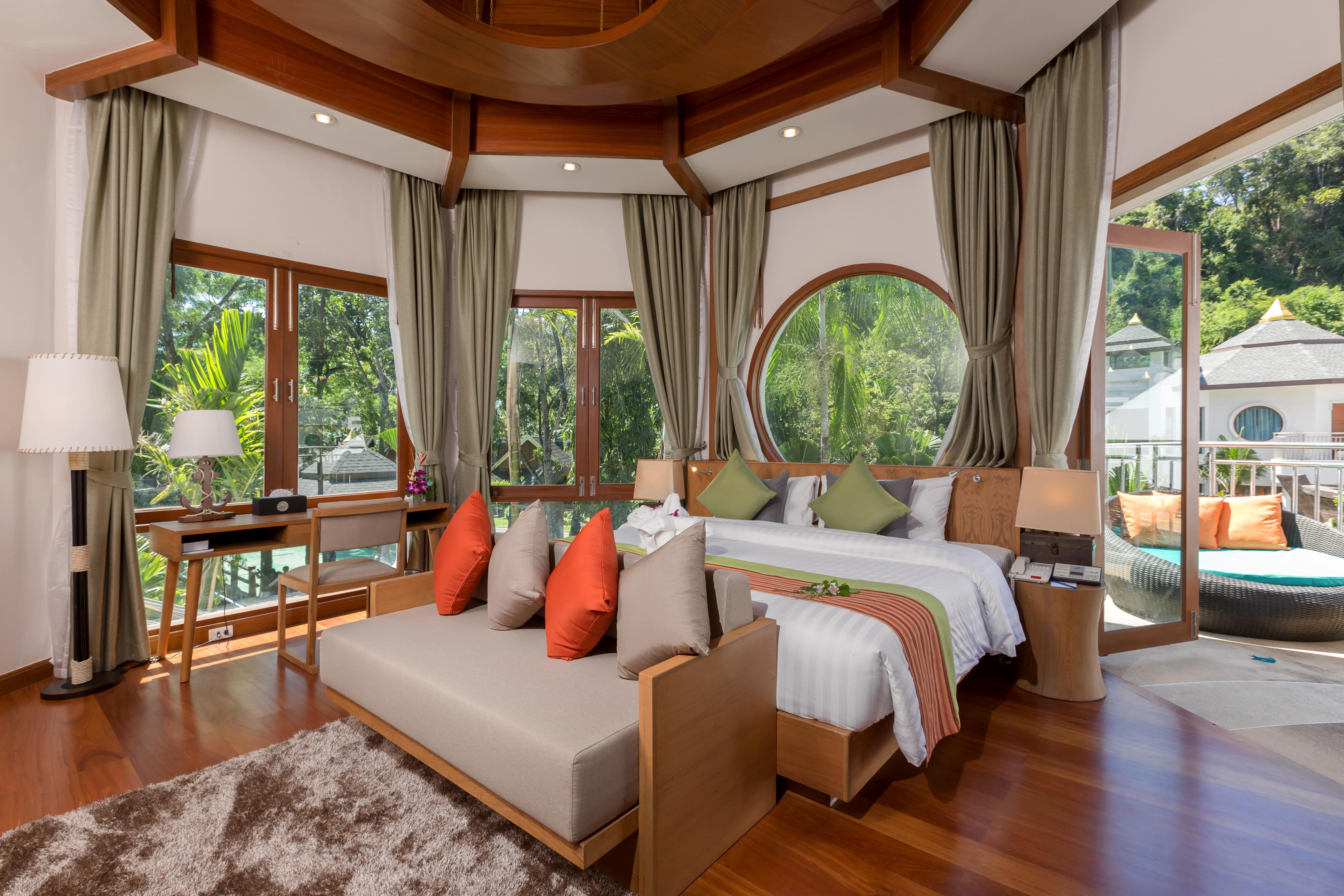 Luxury Grand Pool Room