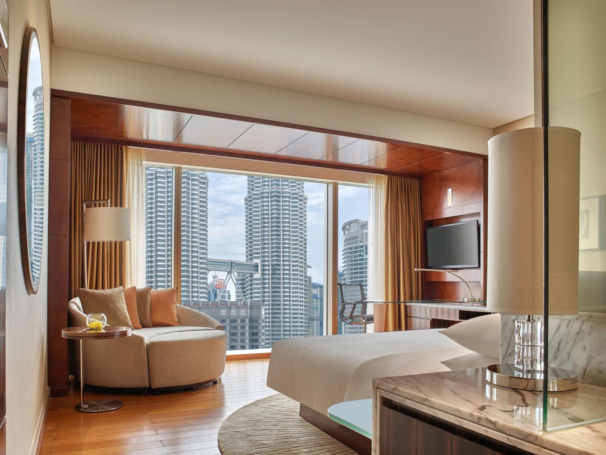 Habitación con cama extragrande y vistas a la torre