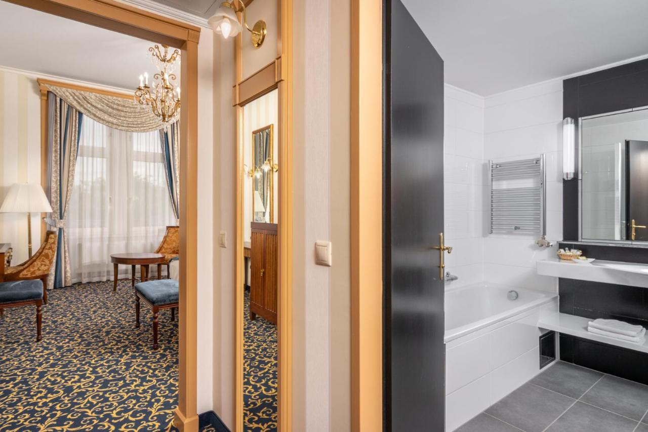 Habitación Doble Deluxe Plus con 2 camas y acceso al centro de fitness y bienestar