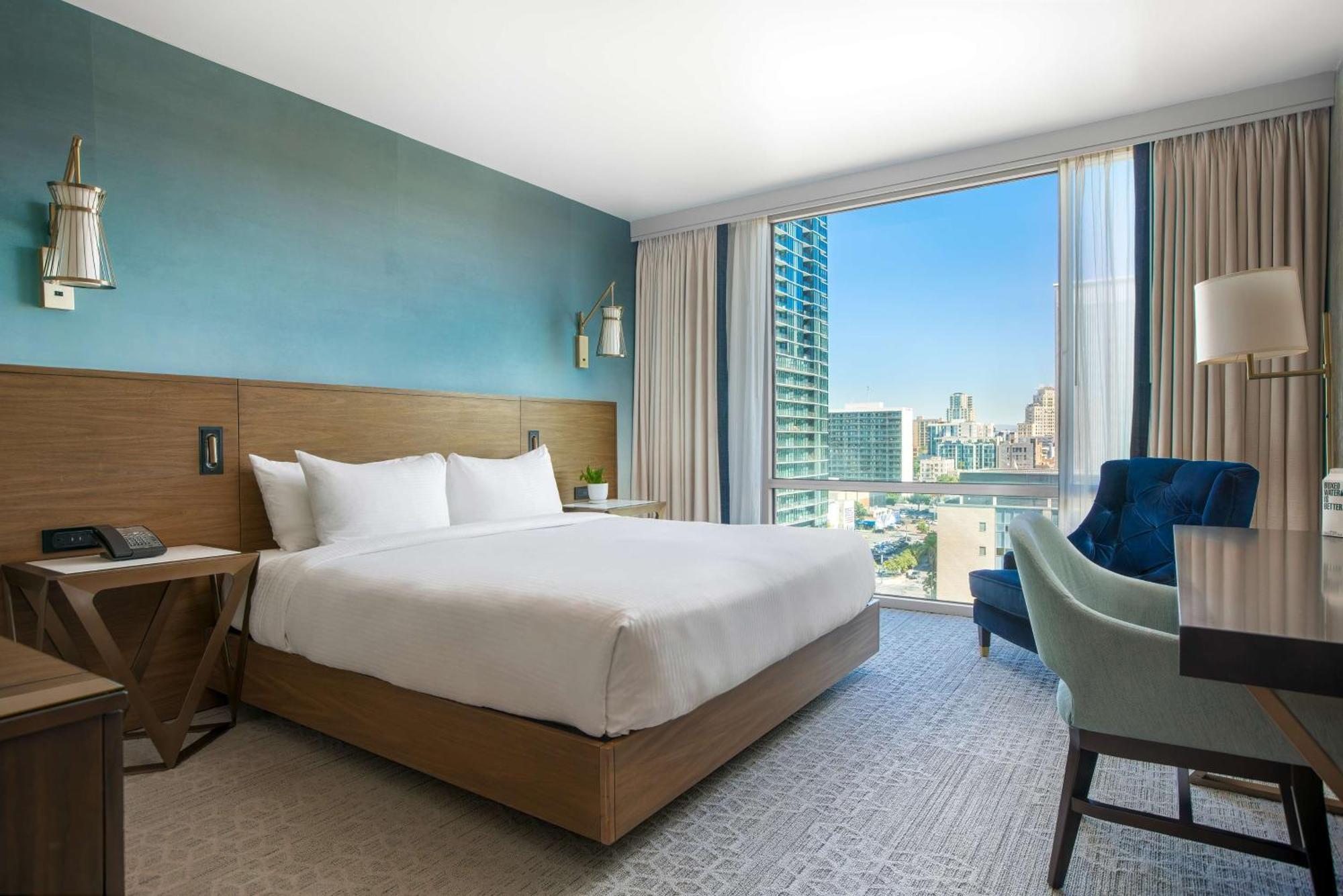 Habitación adaptada para personas con movilidad reducida y con vistas a la ciudad - 1 cama extragrande