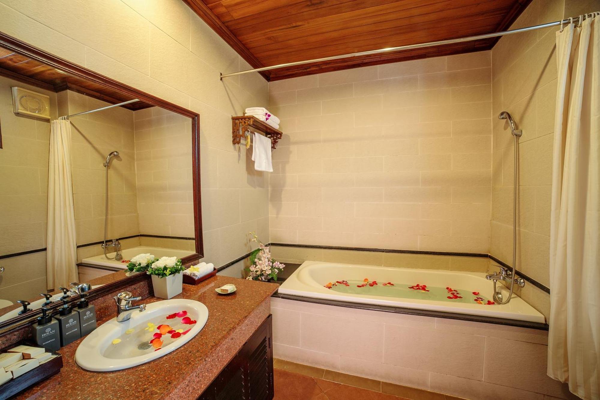 Habitación Triple con vistas al jardín