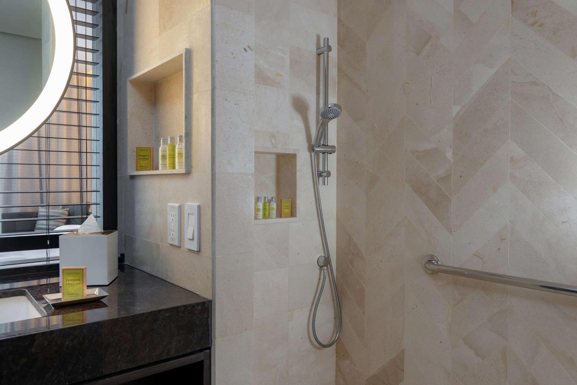 Habitación con ducha a ras de suelo, adaptada para personas de movilidad reducida - Cama extragrande