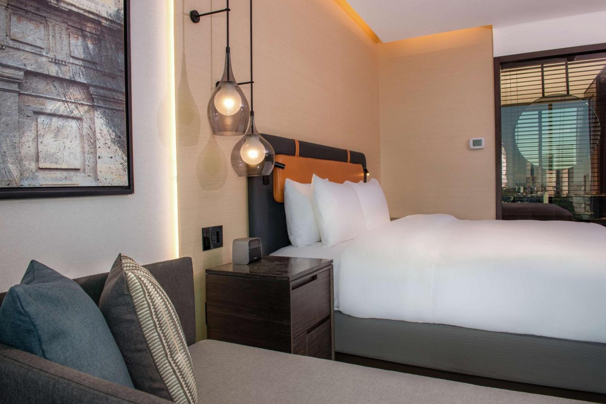 Habitación con cama extragrande.