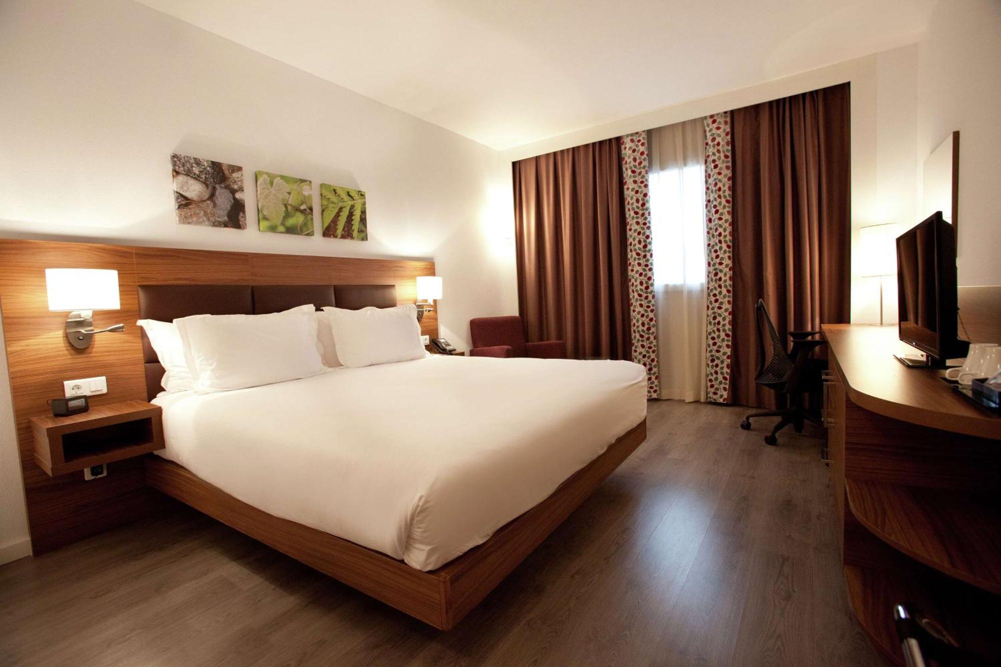 Habitación con cama extragrande.