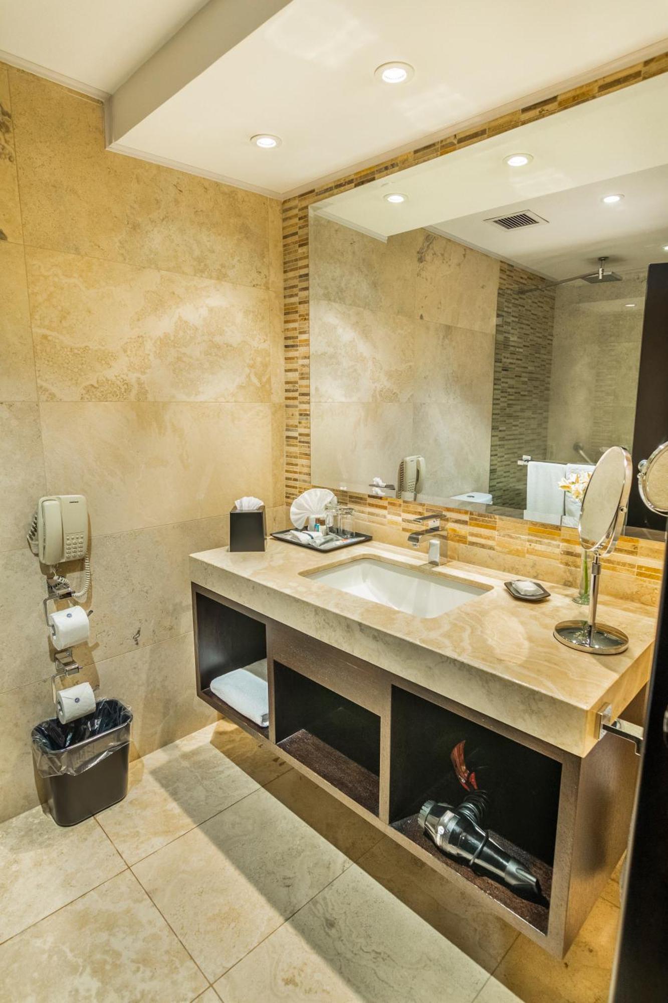 Habitación con cama extragrande.