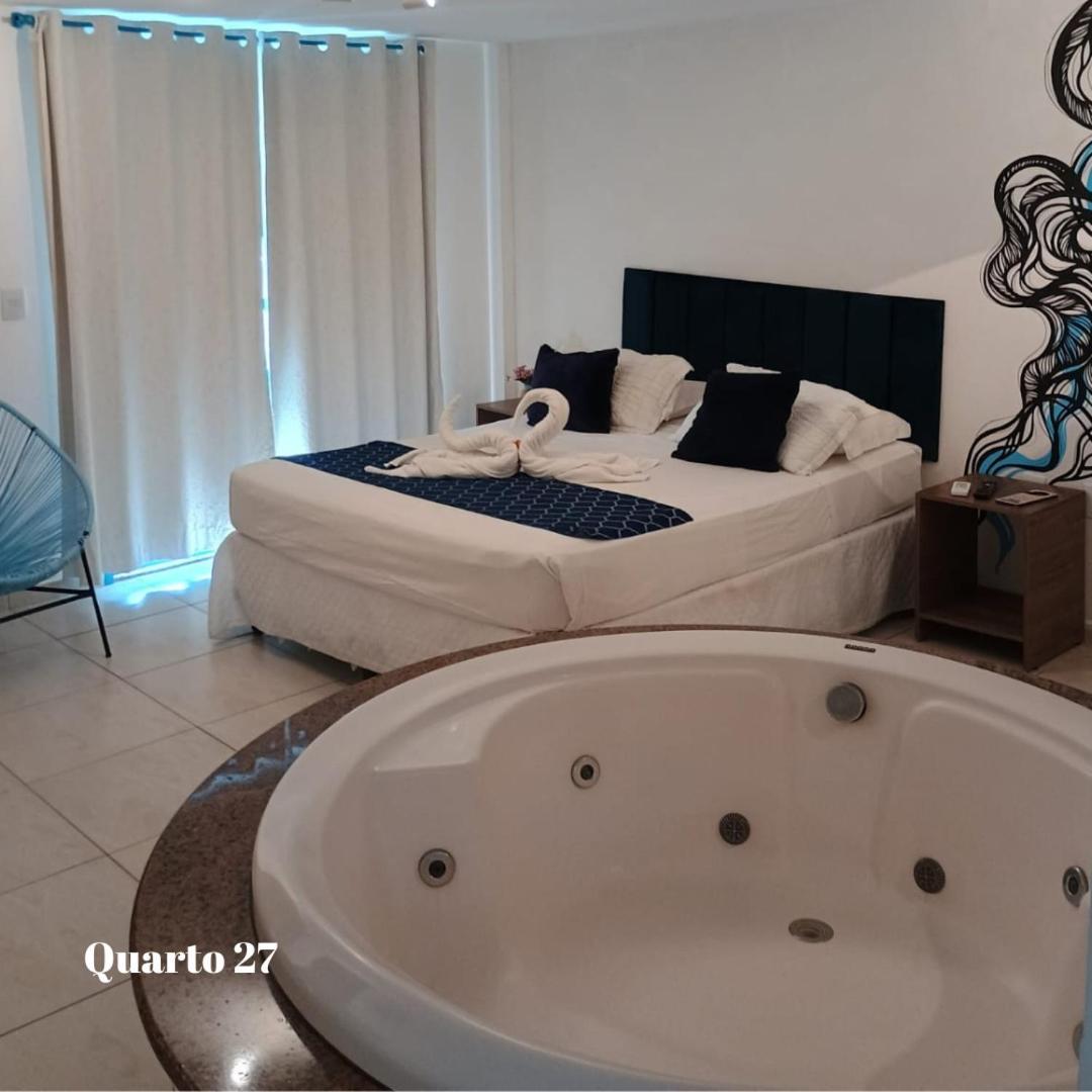 Suite con cama extragrande y bañera de hidromasaje