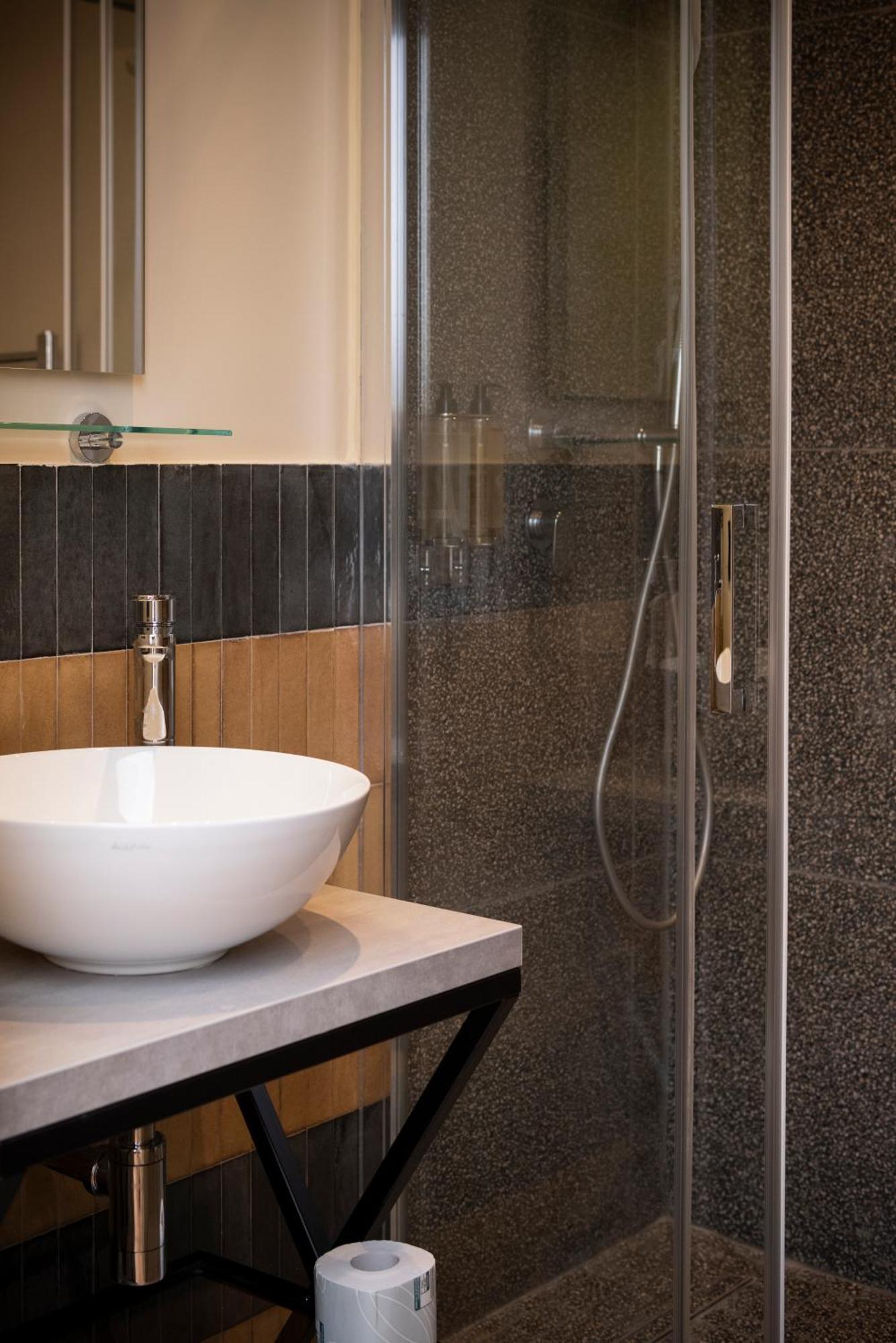 Habitación con cama extragrande y bañera de hidromasaje