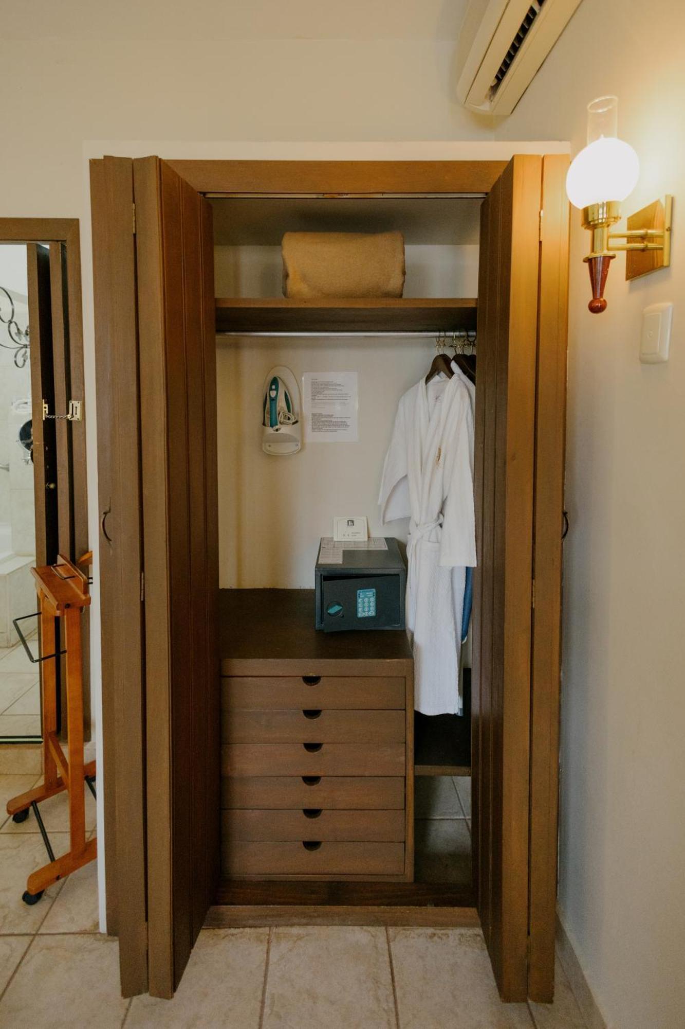 Junior Suite,1619756402:JPEG