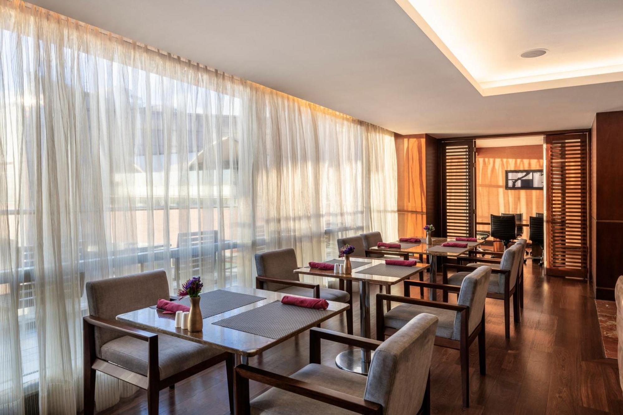 Suite con cama extragrande - Acceso al salón executive