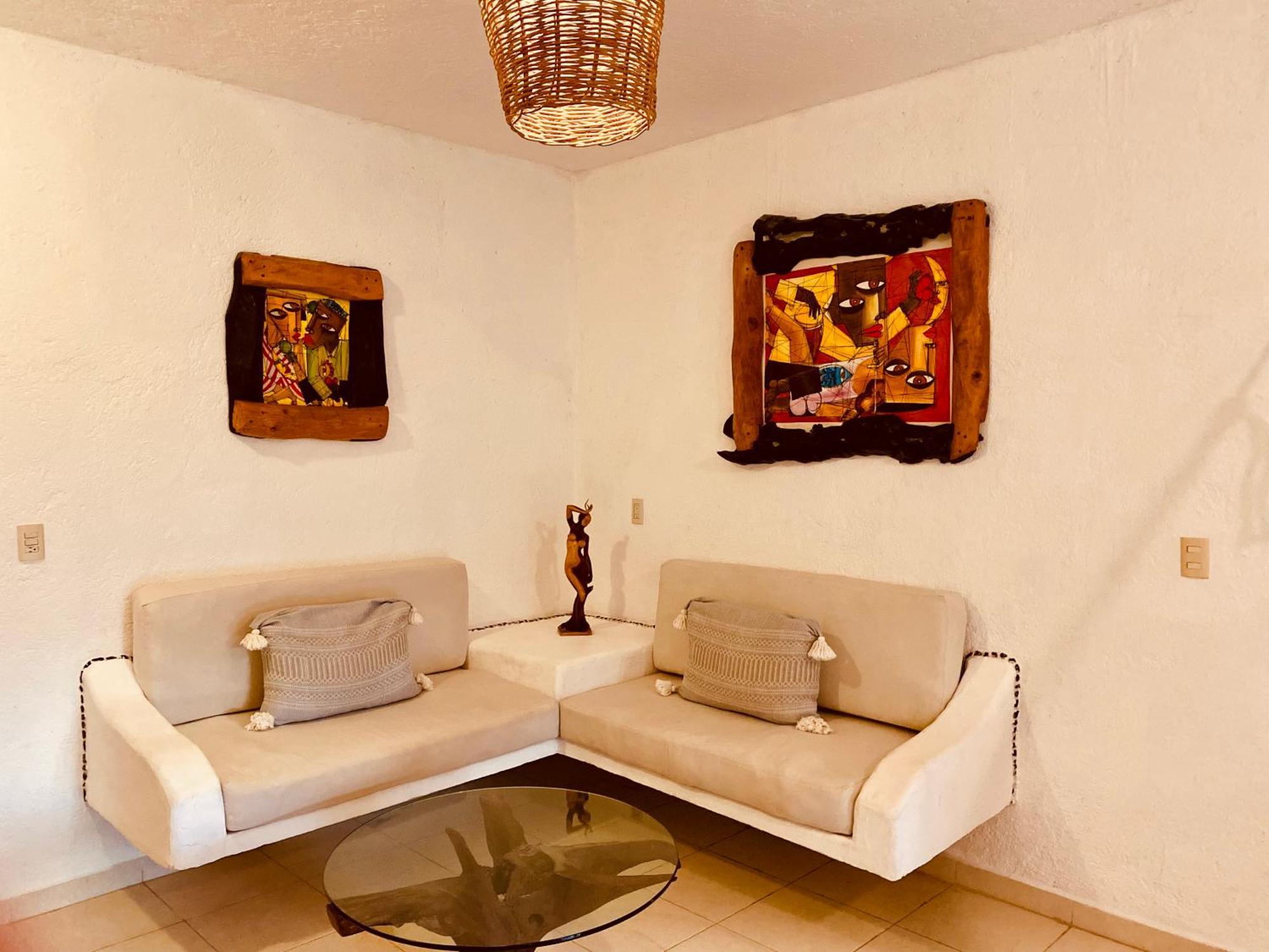 Habitación con cama extragrande y balcón
