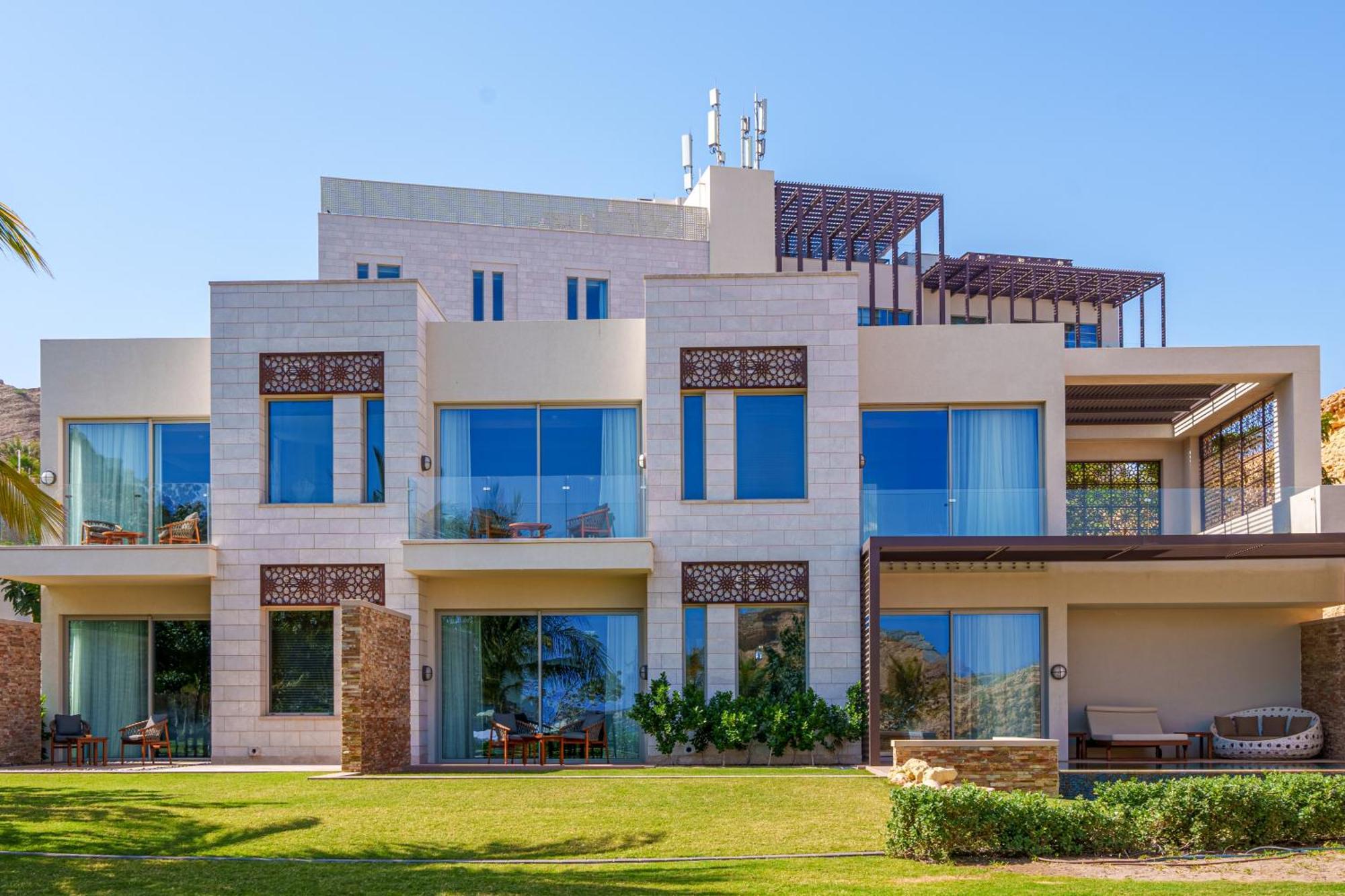 Four Bedroom Ocean Villa with Garden and Pool