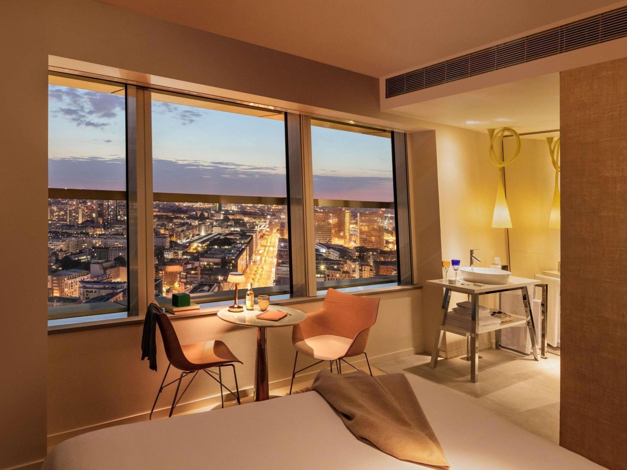 Suite Junior con cama extragrande, vistas panorámicas a la ciudad y a la Torre Eiffel