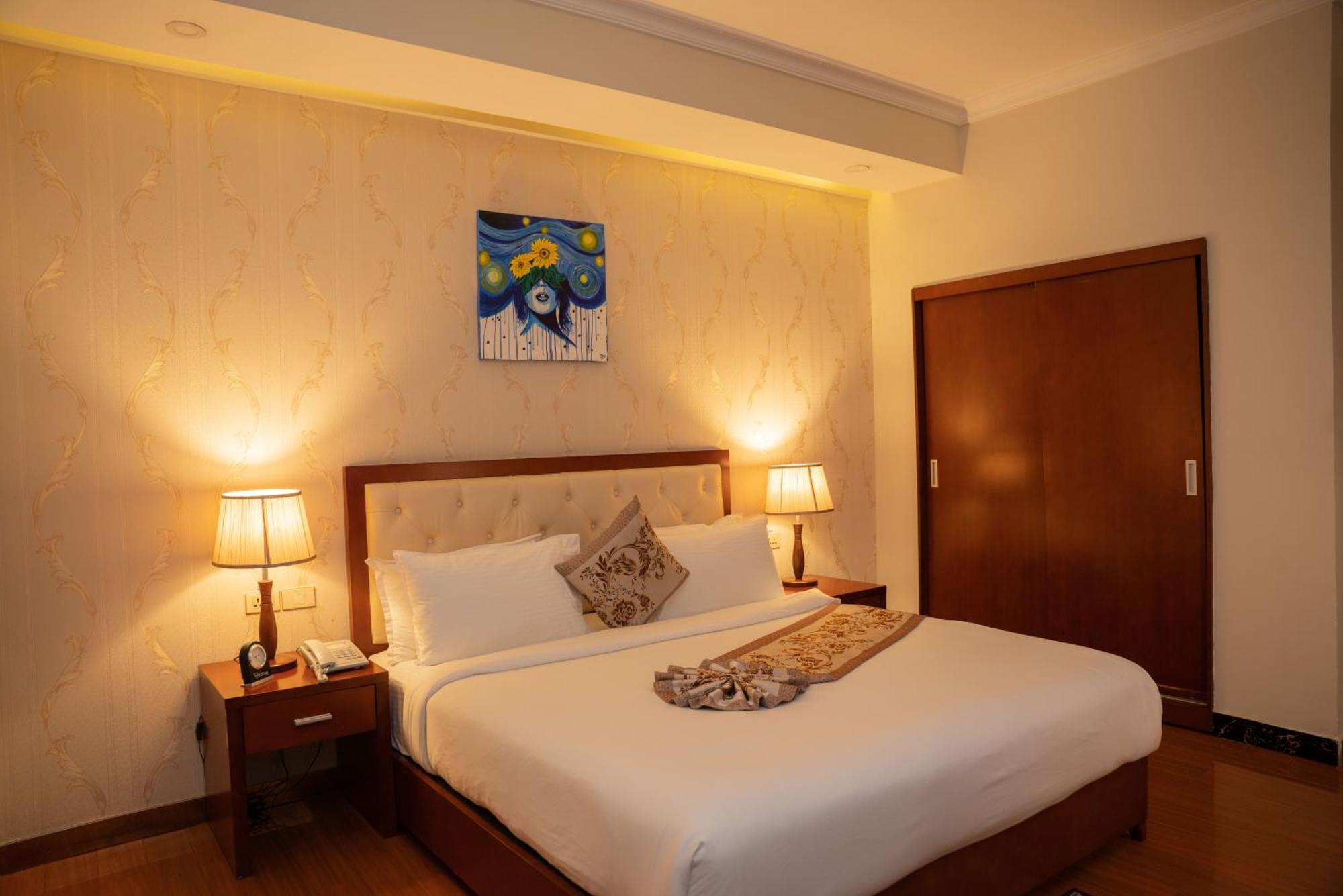 Habitación con cama extragrande y balcón