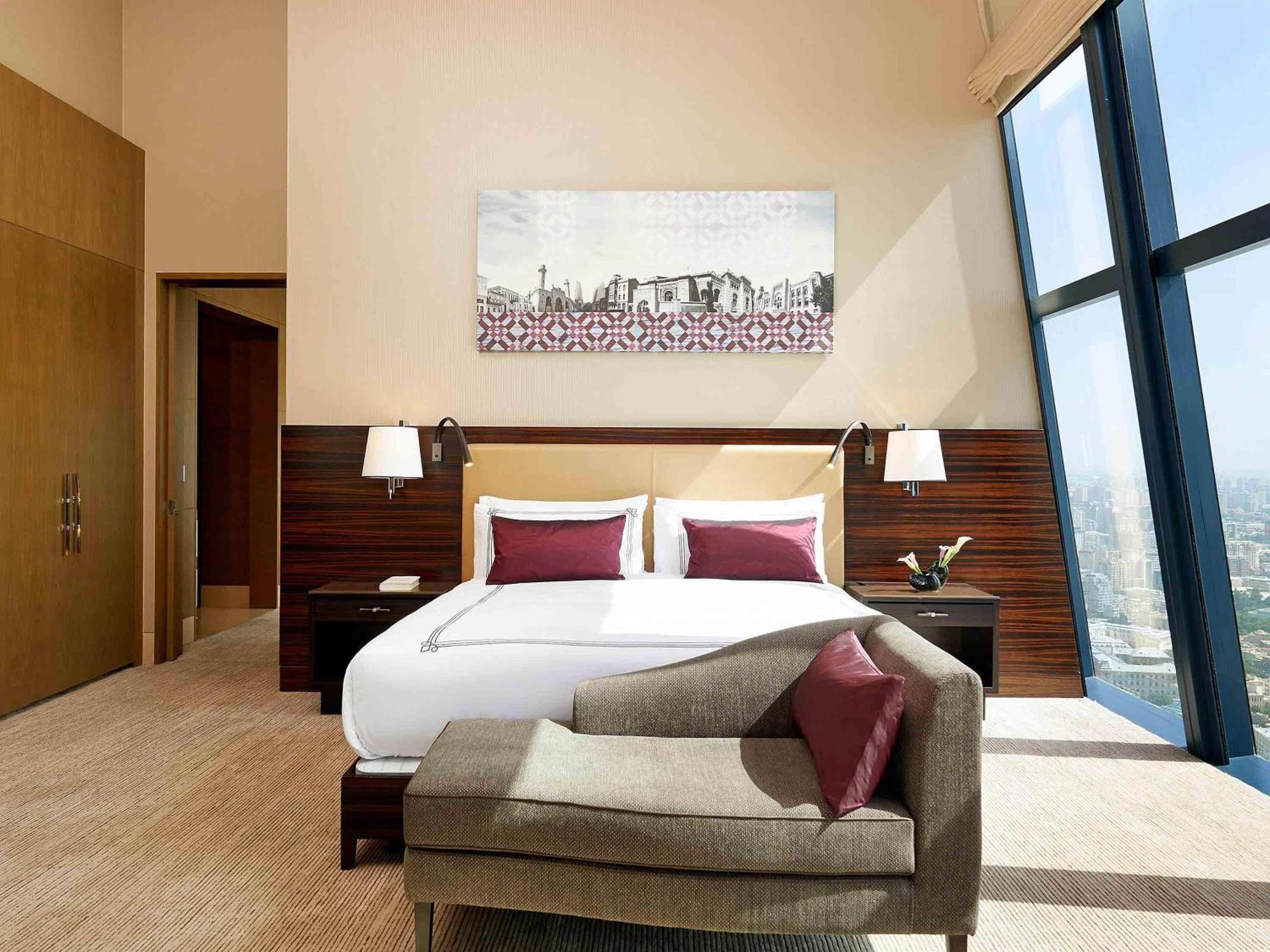Fairmont Gold con cama extragrande y vistas a la ciudad