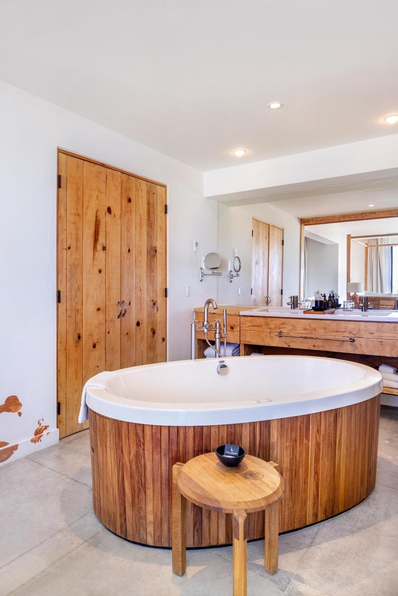 Suite con cama extragrande y vistas al mar