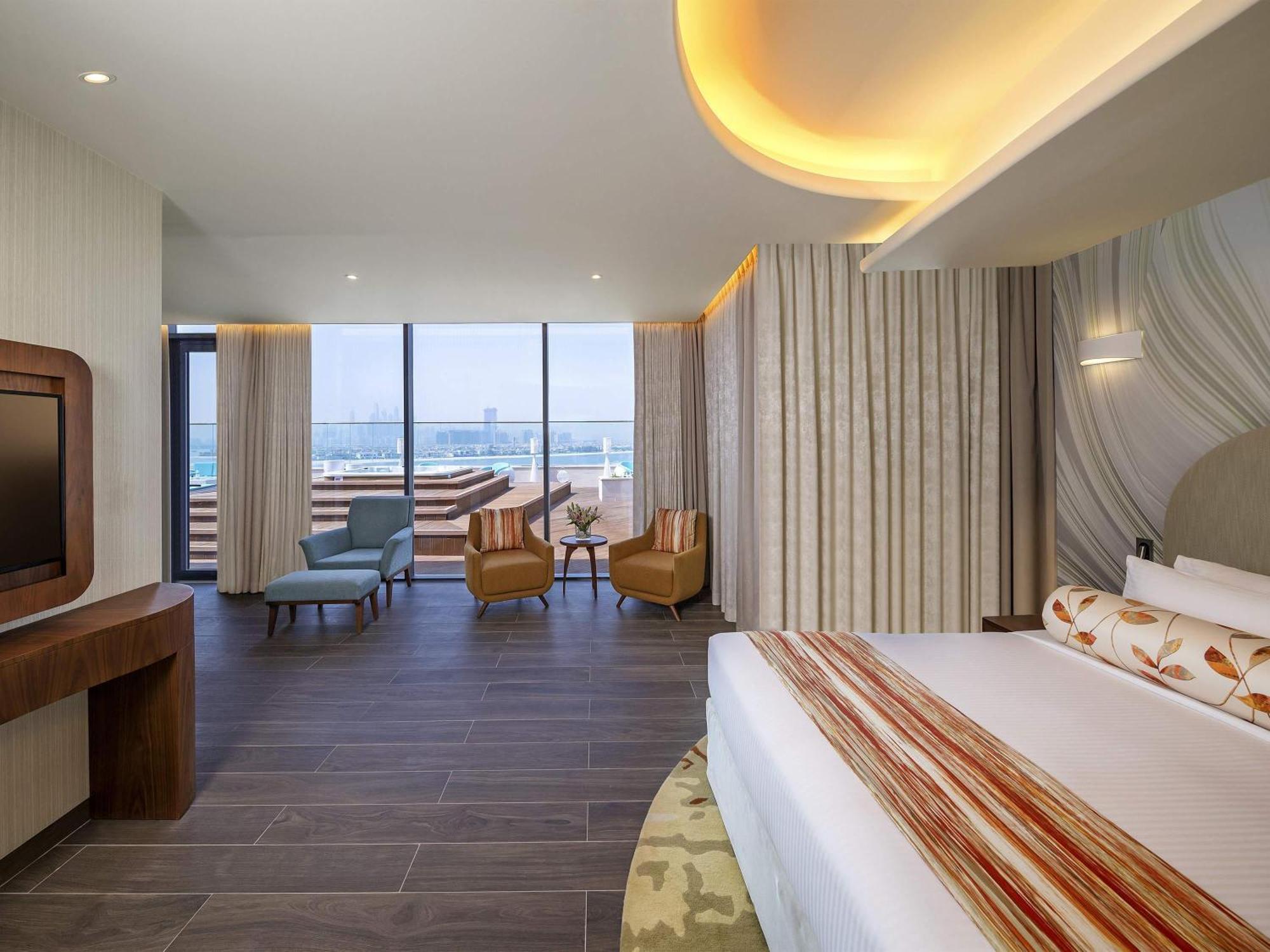 Suite Ático con cama extragrande, terraza en la azotea y vistas al mar desde la Palma - Acceso al salón Club/playa