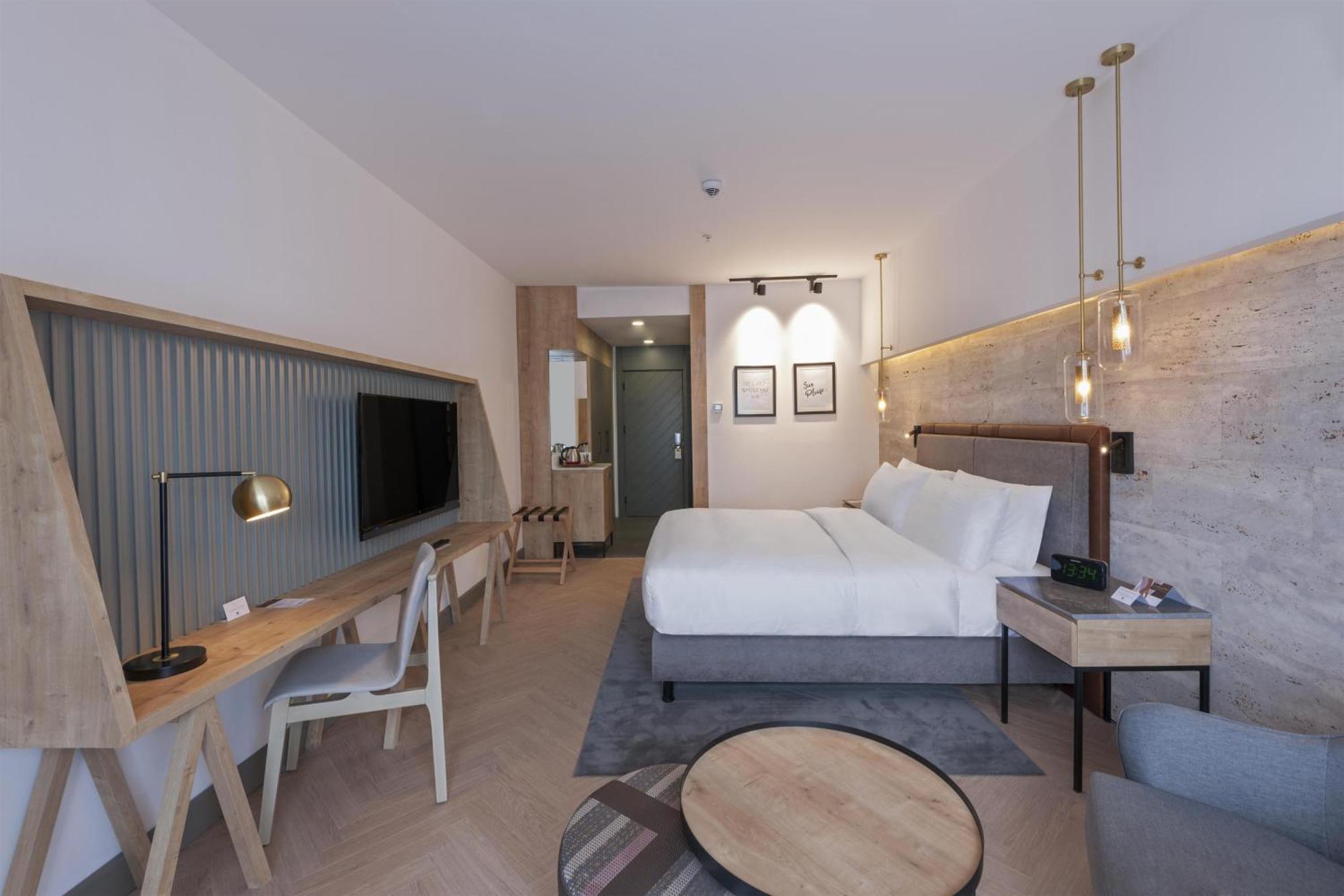 Habitación con cama extragrande.