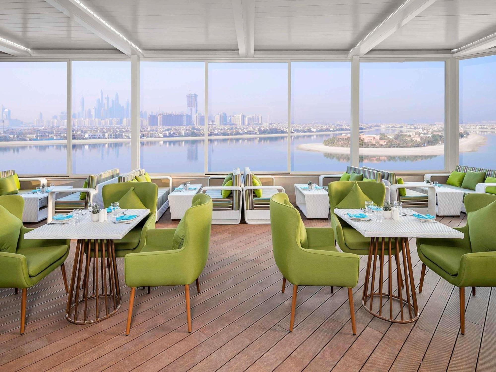 Suite Deluxe de 1 dormitorio con balcón y vistas parciales al mar - Acceso al salón Club