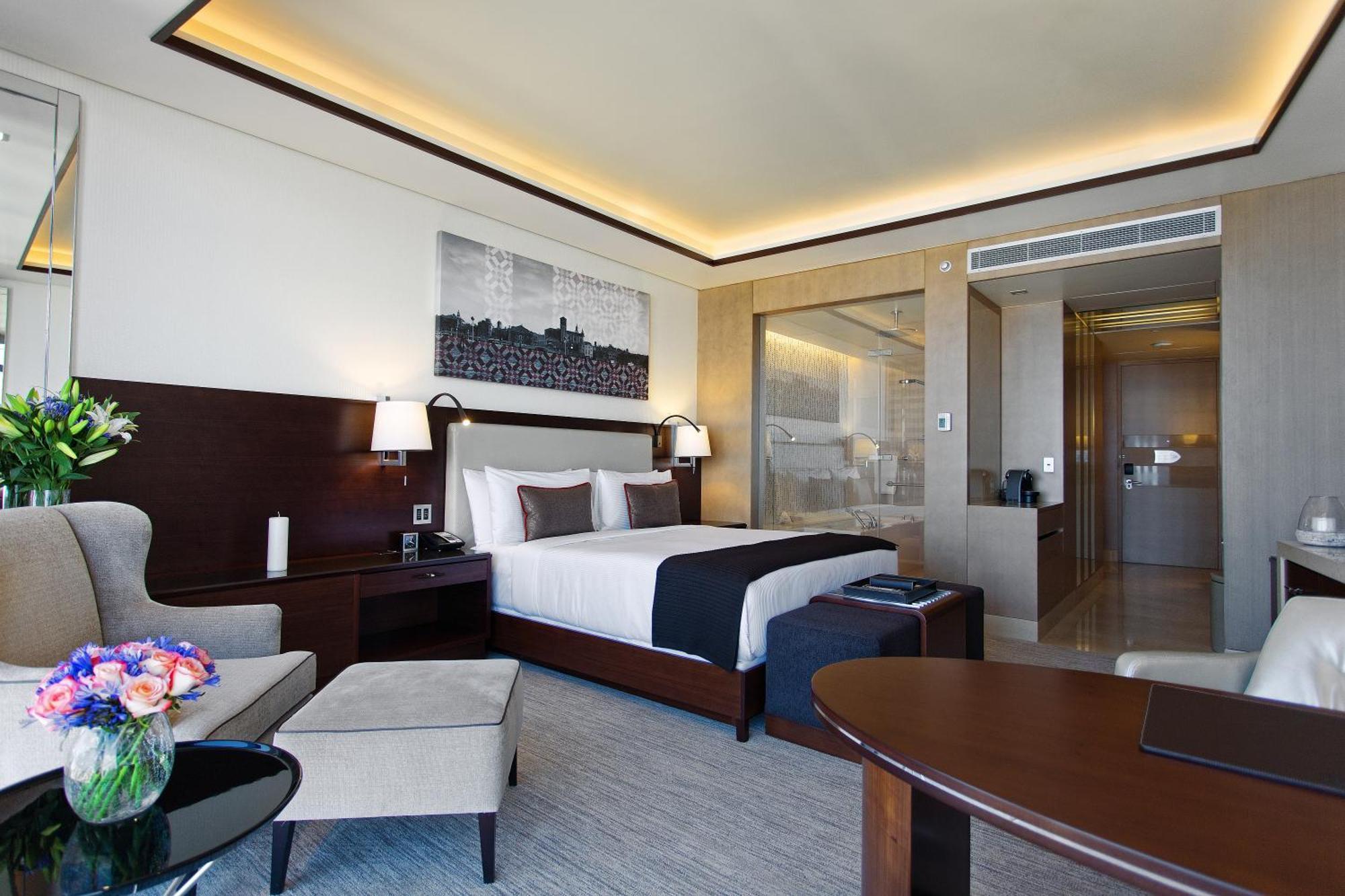 Fairmont Gold con cama extragrande y vistas al mar