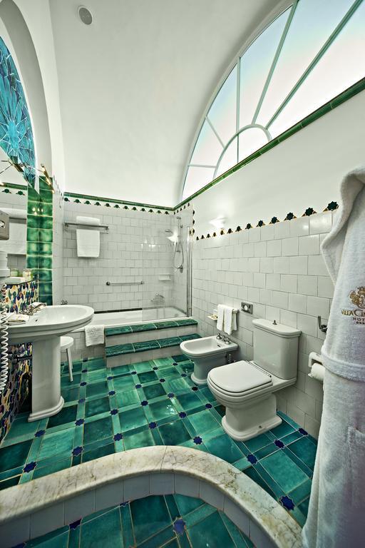 Suite con frescos en el techo y vistas al mar