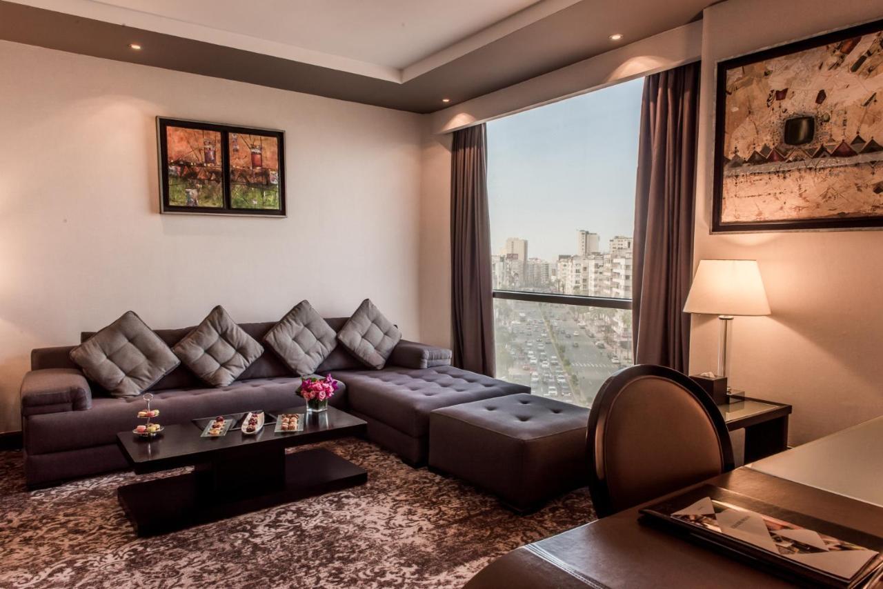 Suite de 1 dormitorio con cama extragrande y vistas a la ciudad y al mar