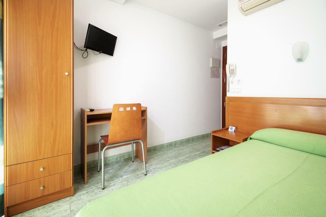 Single Room,818164046:JPEG
