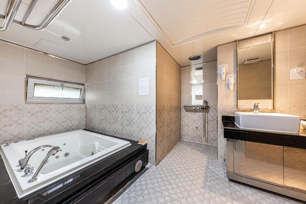 Deluxe Family Room Breakfast Included