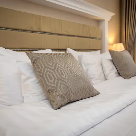Queen'S Court Hotel & Residence-3