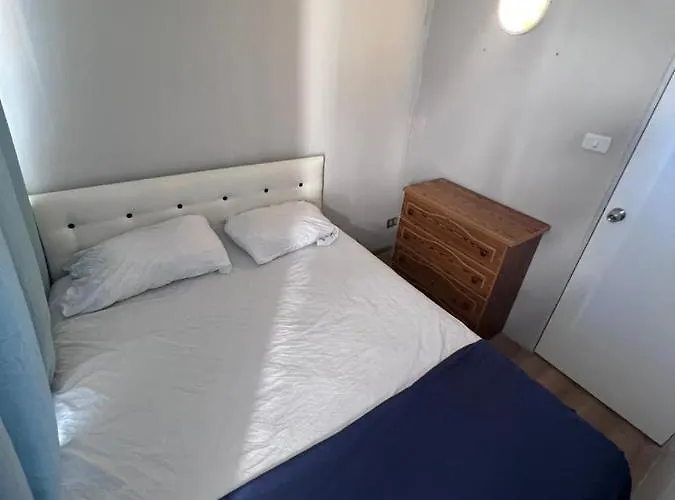 Habitación chica con baño compartido.