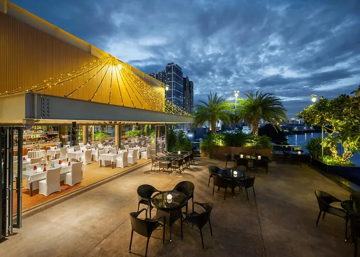Sun & Moon, Riverside Hotel