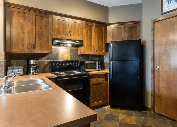 Glacier Mountaineer Lodge