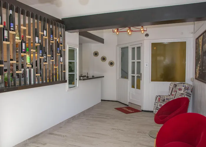  Hostal Emporda