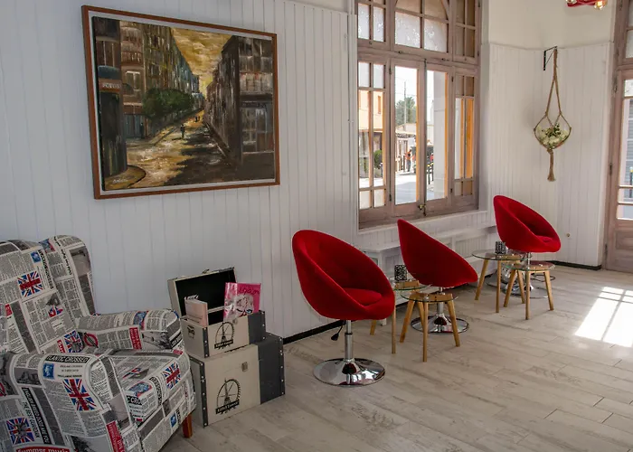  Hostal Emporda