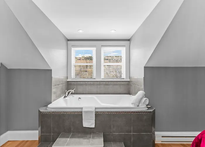 Downtown Gem 2Br Tub Parking