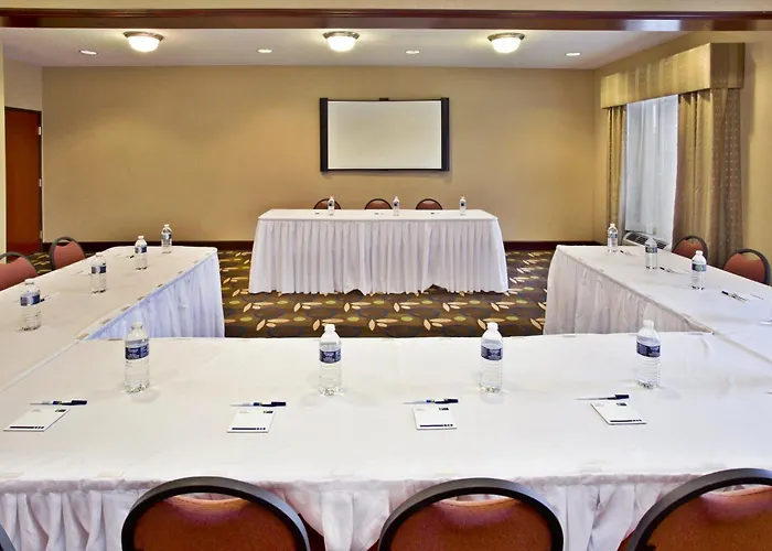 Holiday Inn Express & Suites Woodhaven By Ihg