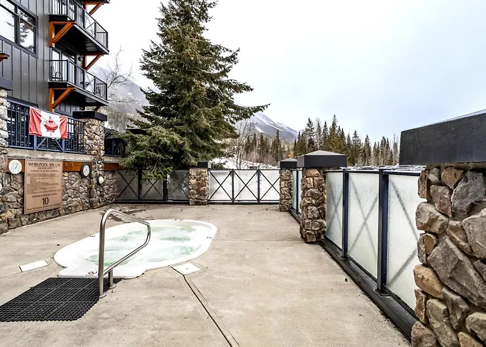 Glacier Mountaineer Lodge