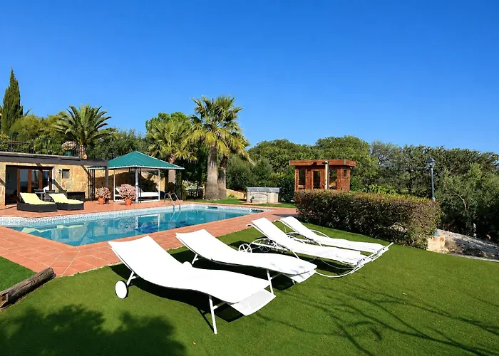 Family-friendly villa with pool&padel court near El Torcal de Antequera