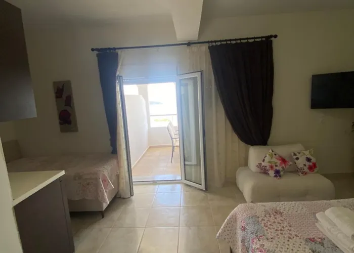 GoldenHill Studios&apartments